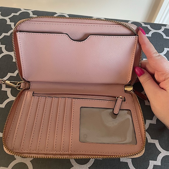 Michael Kors Hayes Multifunction Leather Wallet Phone Case - Picture 6 of 8